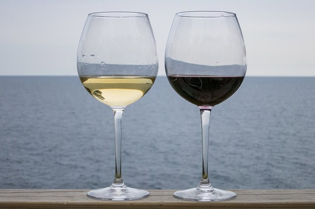 e830b90a2bf7063ecd0b470de7444e90fe76e7d710b1174093f4c7_640_white-wine