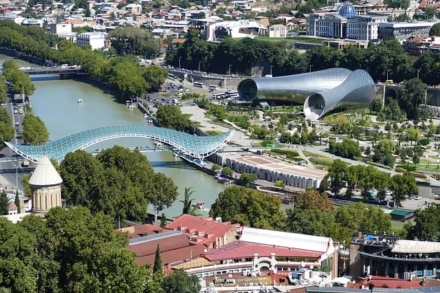 55e7d5414b56ad14ea898675c6203f78083edbe25055714c71297a_640_bridge-of-peace-tbilisi