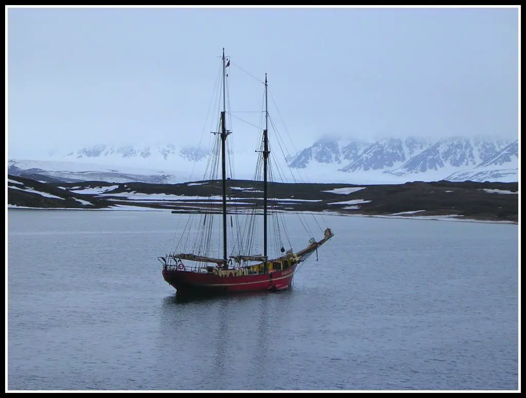 100 year old Dutch schooner M/V Noorderlicht - Travelling the Arctic - LifeBeyondBorders