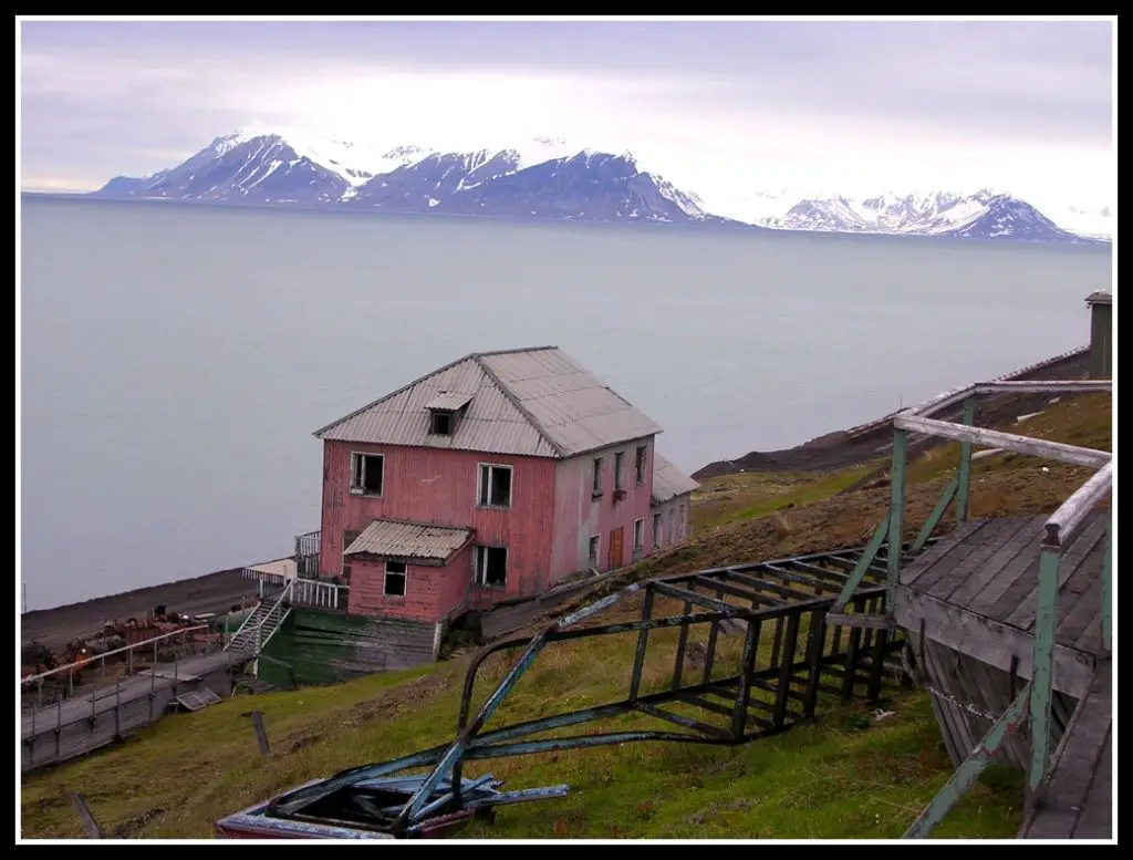 Abandoned house on Barentsberg - Travelling the Arctic. Life Beyond Borders