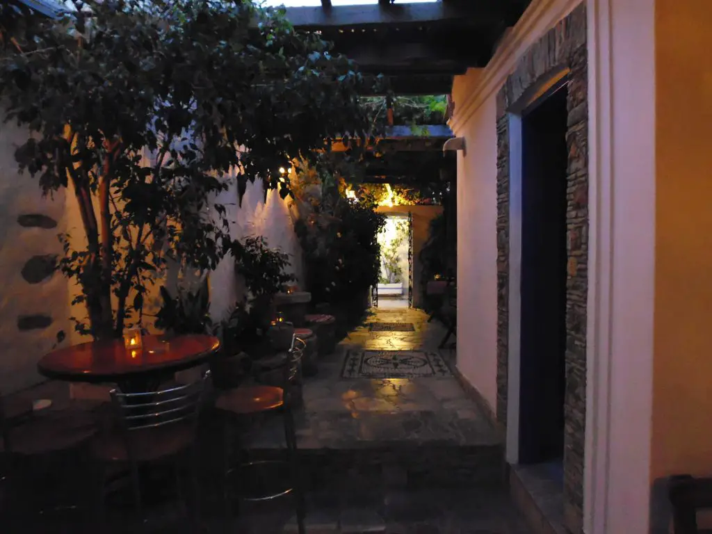 Le café Secret Garden sur l'île de Symi, en Grèce.  La vie au-delà des frontières