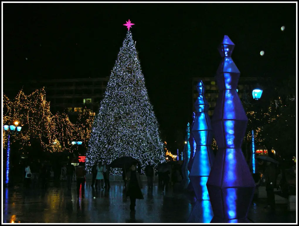 Arbre de Noël sur la place Syntagma, Athènes - Grèce - 2015. La vie au-delà des frontières