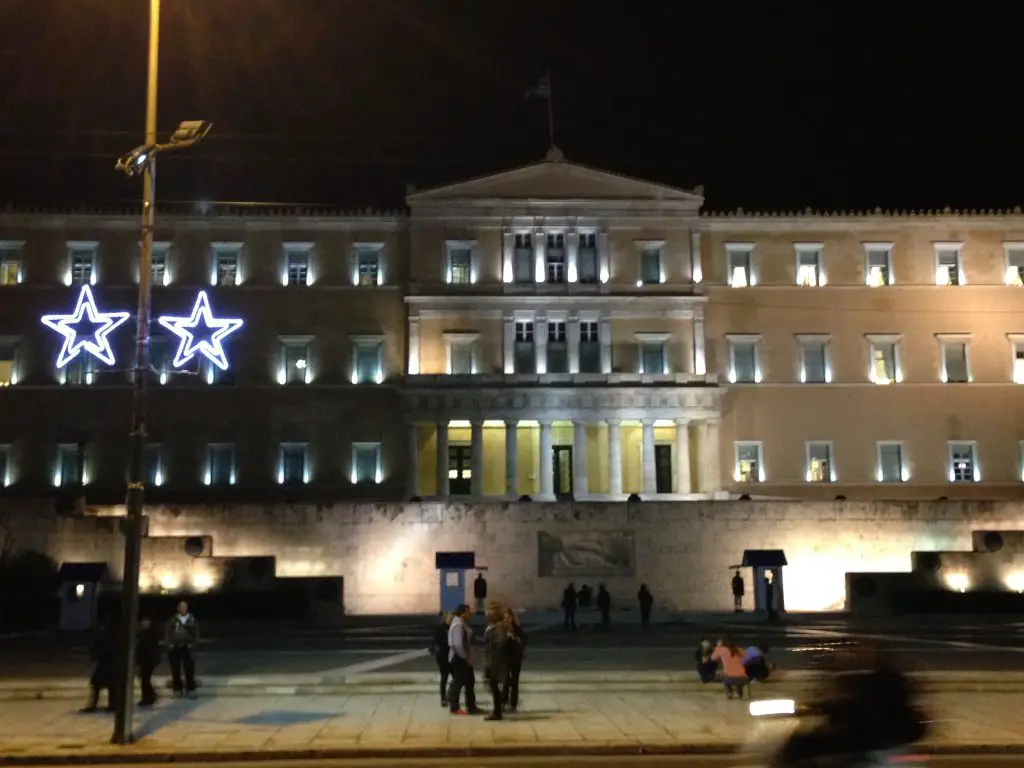 Étoile de Noël à l'extérieur du bâtiment du Parlement - Place Syntagma - Athènes, Grèce.  La vie au-delà des frontières