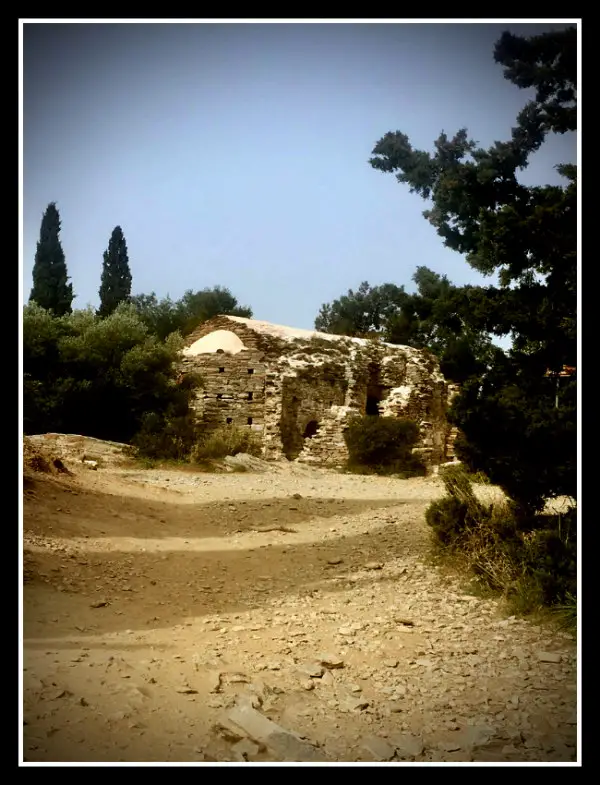 Monastère abandonné - Mont Hymette - Athènes - LifeBeyondBorders